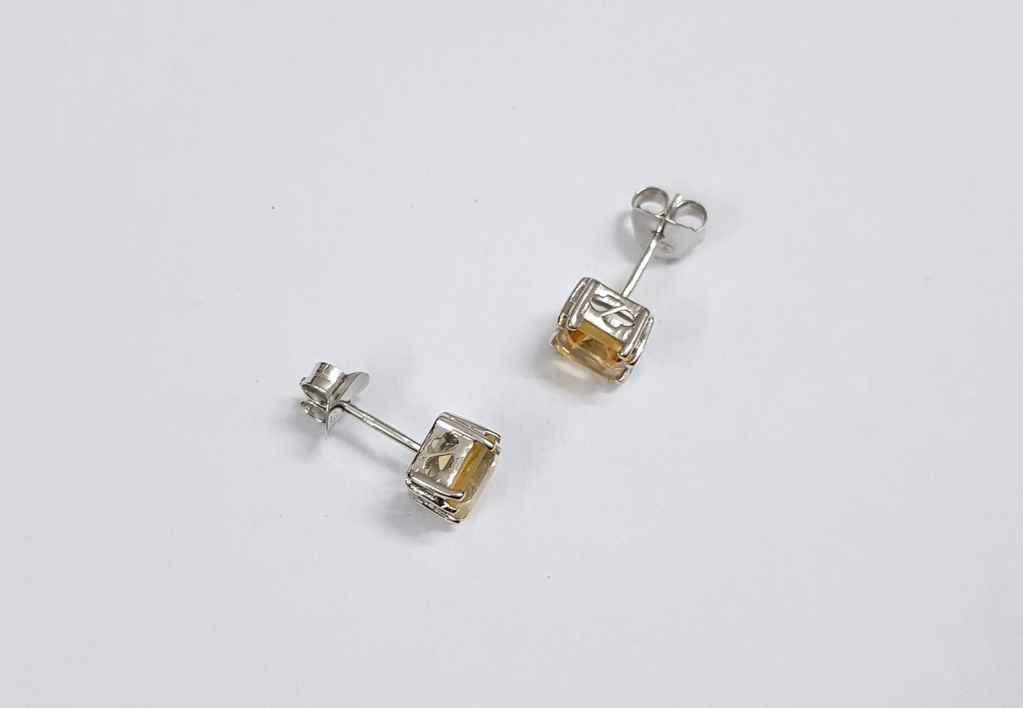 Ear stud with 6mm square