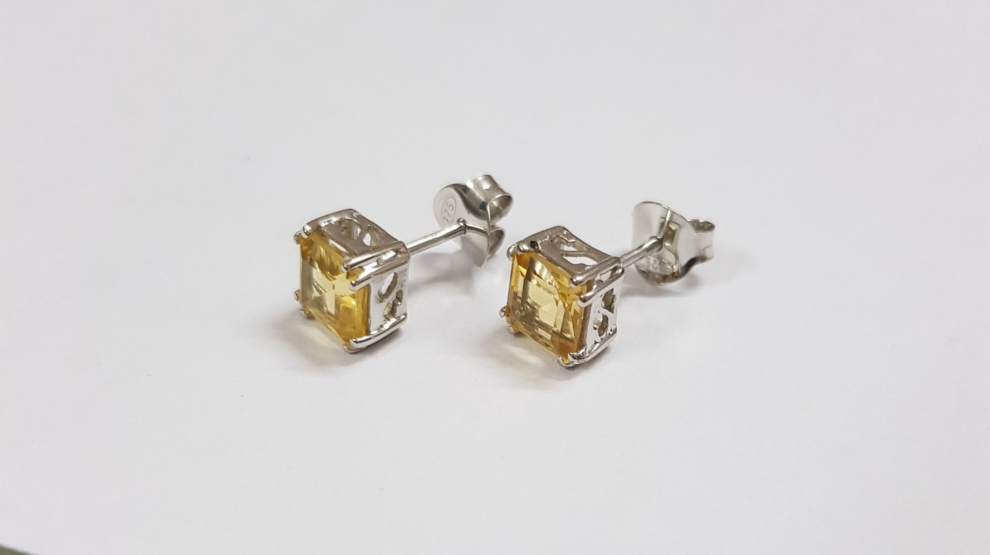Ear stud with 6mm square