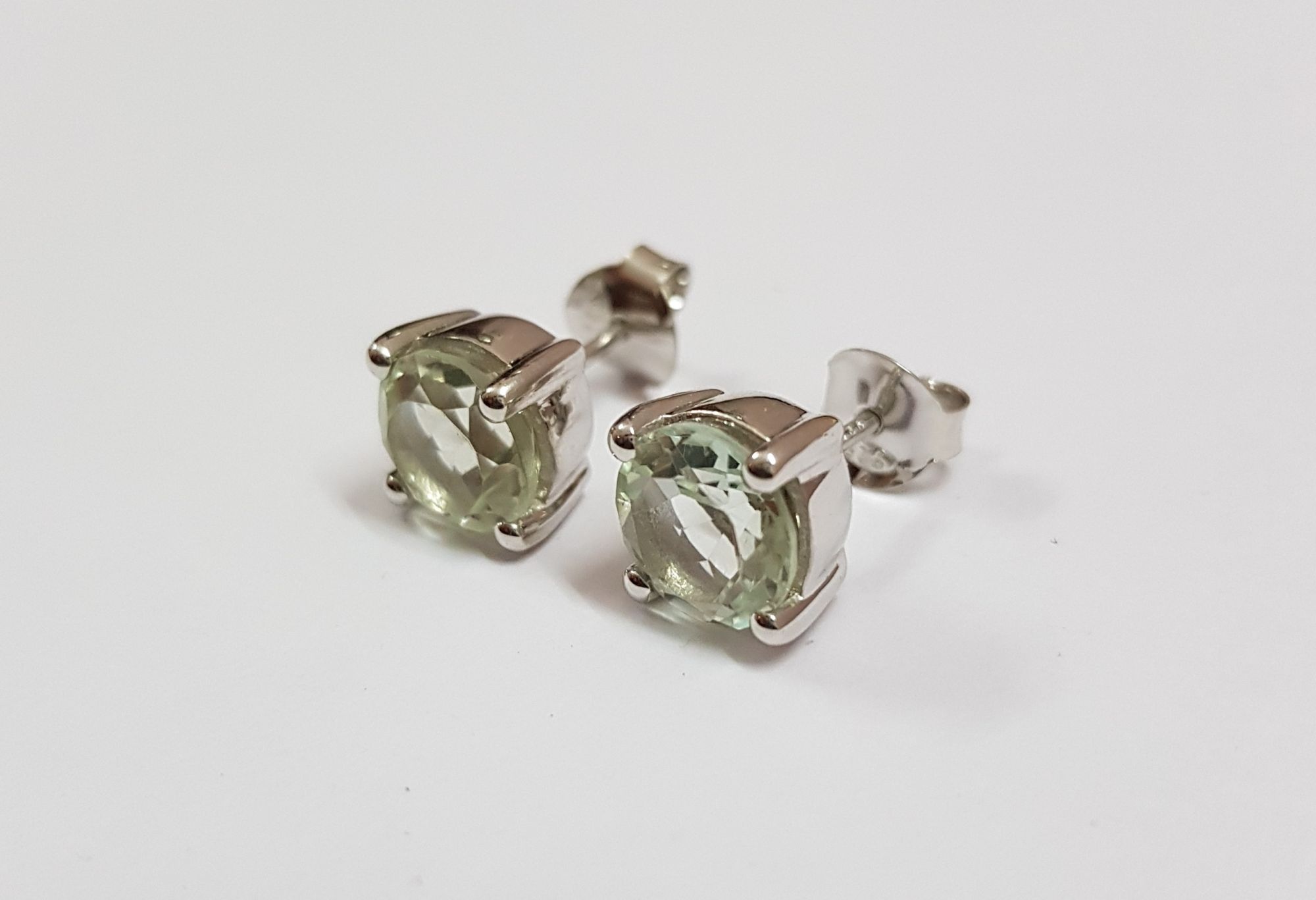 Ear Ring With White gold & Green Amethyst