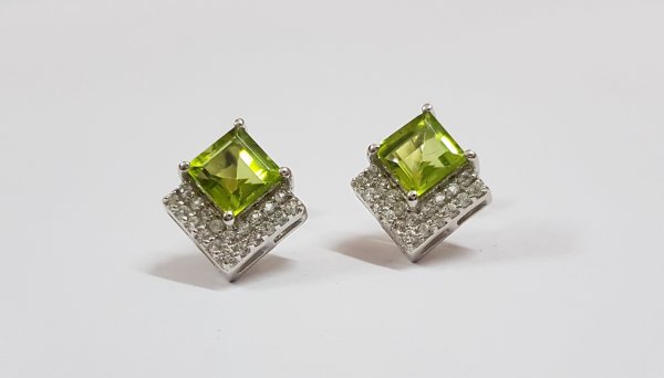 Ear Ring With Peridot and white topaz