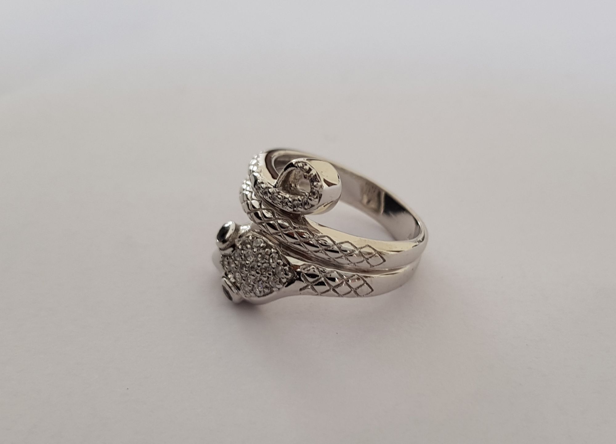 Snake sapphire diamond ring