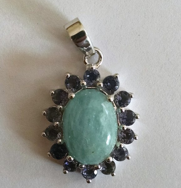 Aquamarine pendant with iolite