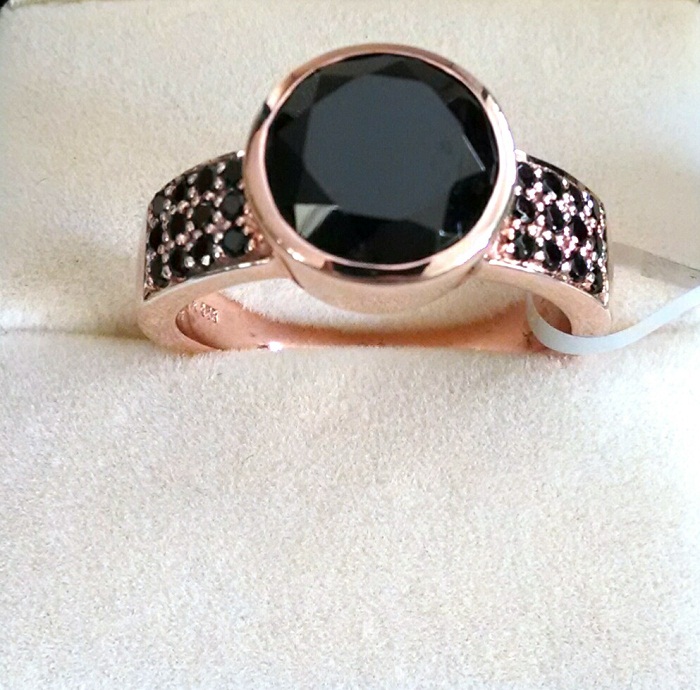 Black spinel solitaire ring