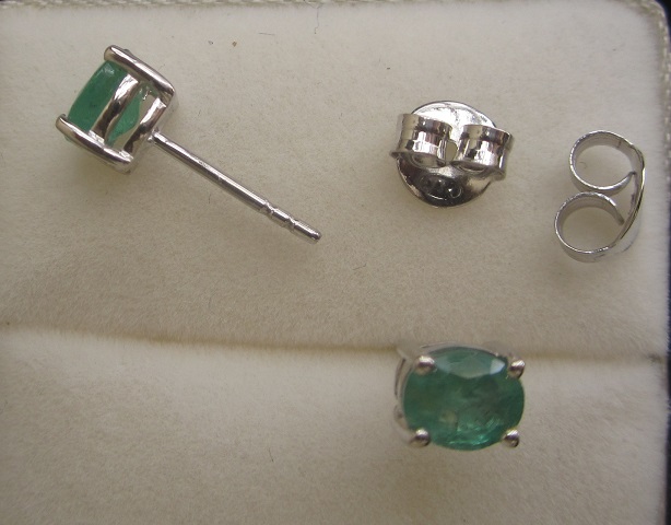 Ear Ring With emerald