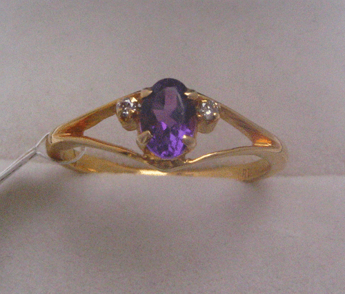 Gold Ring With Amethyst & Diamond.