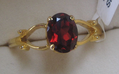 Gold Ring with Garnet Oval Cut