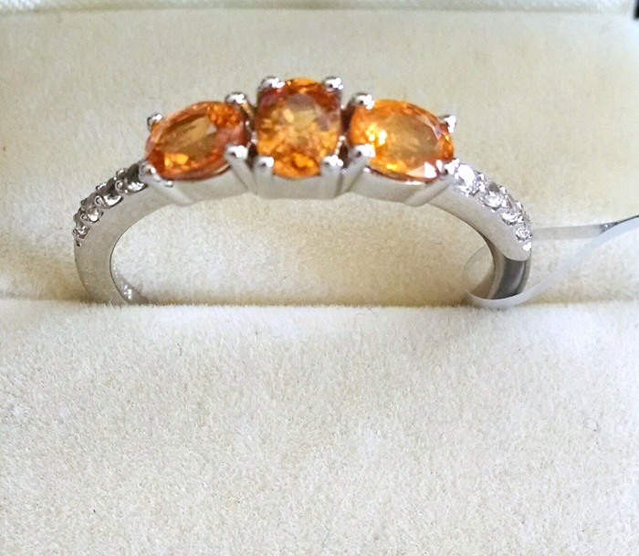 Oval trilogy ring