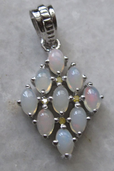 Pendant With opal and yellow diamond