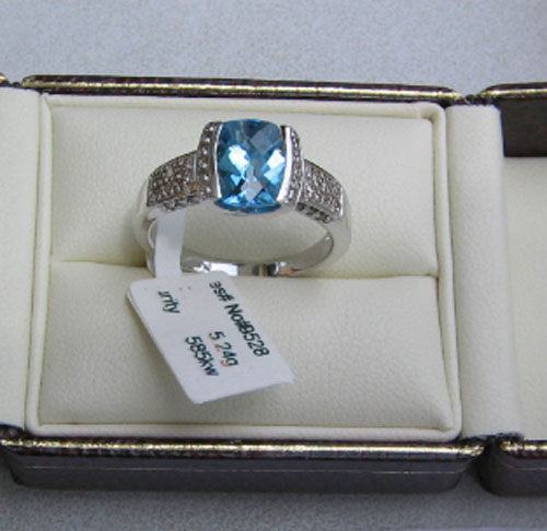 Ring With Blue Sapphire & Diamonds