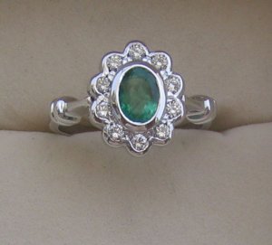 Ring With Diamond & Emerald oval cut
