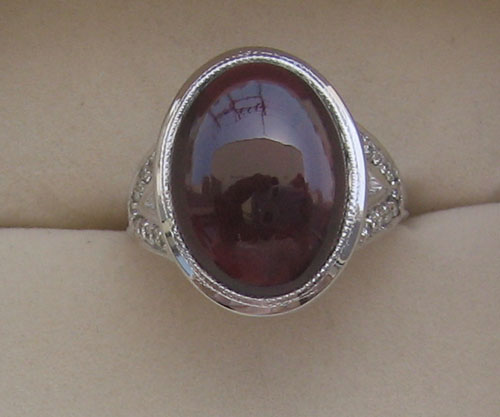 Ring With Diamond & Garnet oval cab