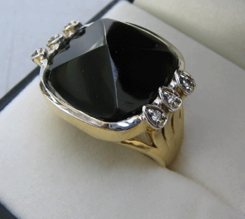 Ring With diamond and onyx.