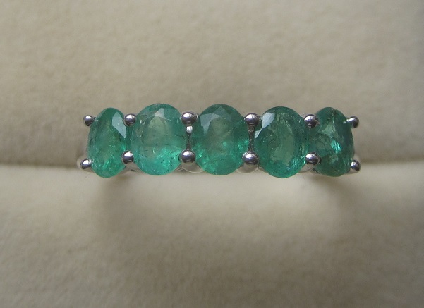 Ring With emerald oval