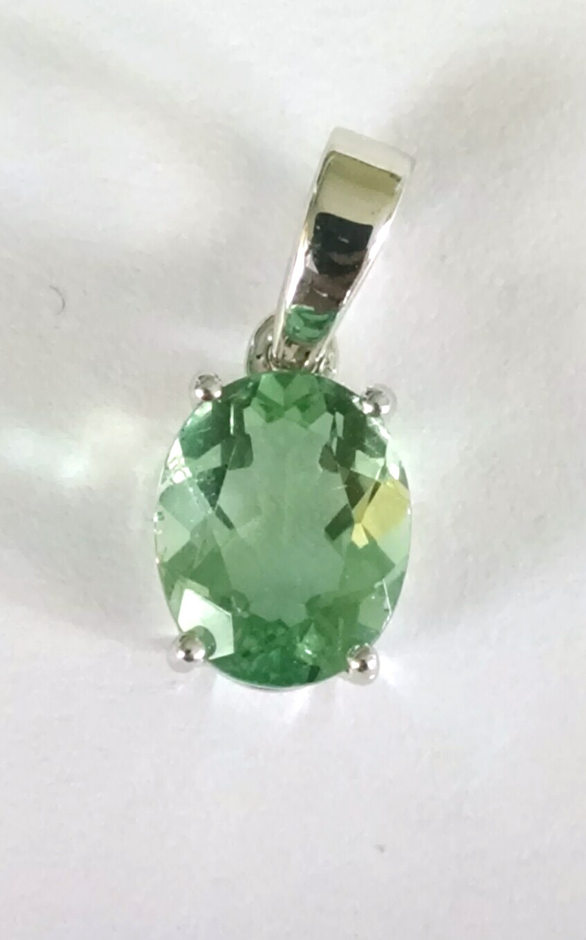 Solitaire pendant in green amethyst
