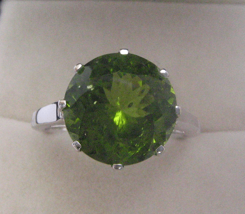 White Gold Ring With Peridot Round faceted
