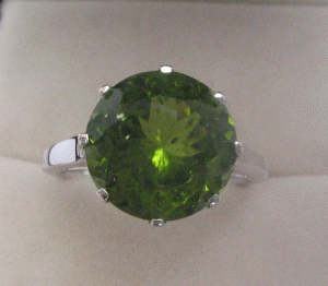 White Gold Ring With Peridot Round faceted