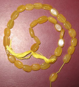 Yeellow jade plain oval gem beads.